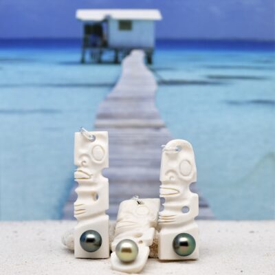 Pendentifs Tiki scupltés dans de l'os par un artiste marquisien. perles de tahiti ronde de qualité A