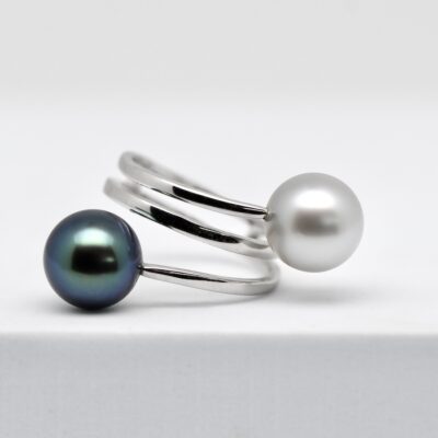 MOKE – Deux perles de Tahiti, deux personnalités, une seule histoire Deux perles, deux couleurs, deux univers… réunis dans une même création. La bague MOKE célèbre cette merveilleuse alchimie qui unit deux êtres différents, mais profondément complémentaires.