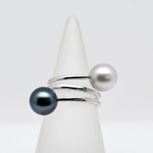 Bague Moke Toi et Moi en argent 925 rhodié avec deux perles de Tahiti rondes qualité A de 9,8 mm, aubergine bleu roi et blanc nacré.