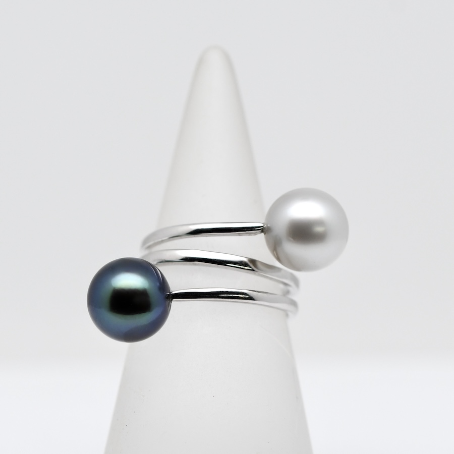 Bague Moke Toi et Moi en argent 925 rhodié avec deux perles de Tahiti rondes qualité A de 9,8 mm, aubergine bleu roi et blanc nacré.