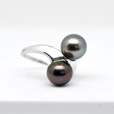 Une bague Toi et Moi au caractère bien affirmé Certaines créations séduisent par leur délicatesse. D'autres imposent leur présence par l'équilibre de leurs proportions et la force de leur dessin. NAKOA appartient à cette seconde catégorie.