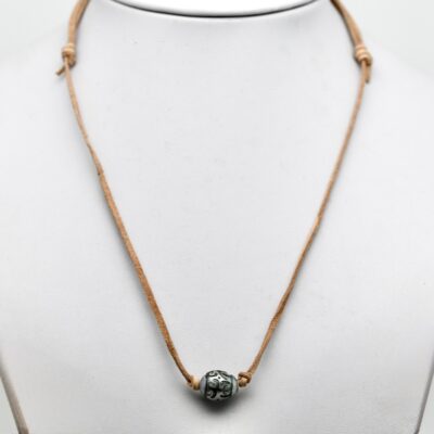 Collier tribal perle de Tahiti, perle de Tahiti gravée, perle de Tahiti sculptée à la main, collier cuir kangourou, collier perle de Tahiti homme, collier perle de Tahiti femme, collier réglable nœuds coulissants, collier bohème chic, bijou tribal polynésien, collier artisanal Manihi.