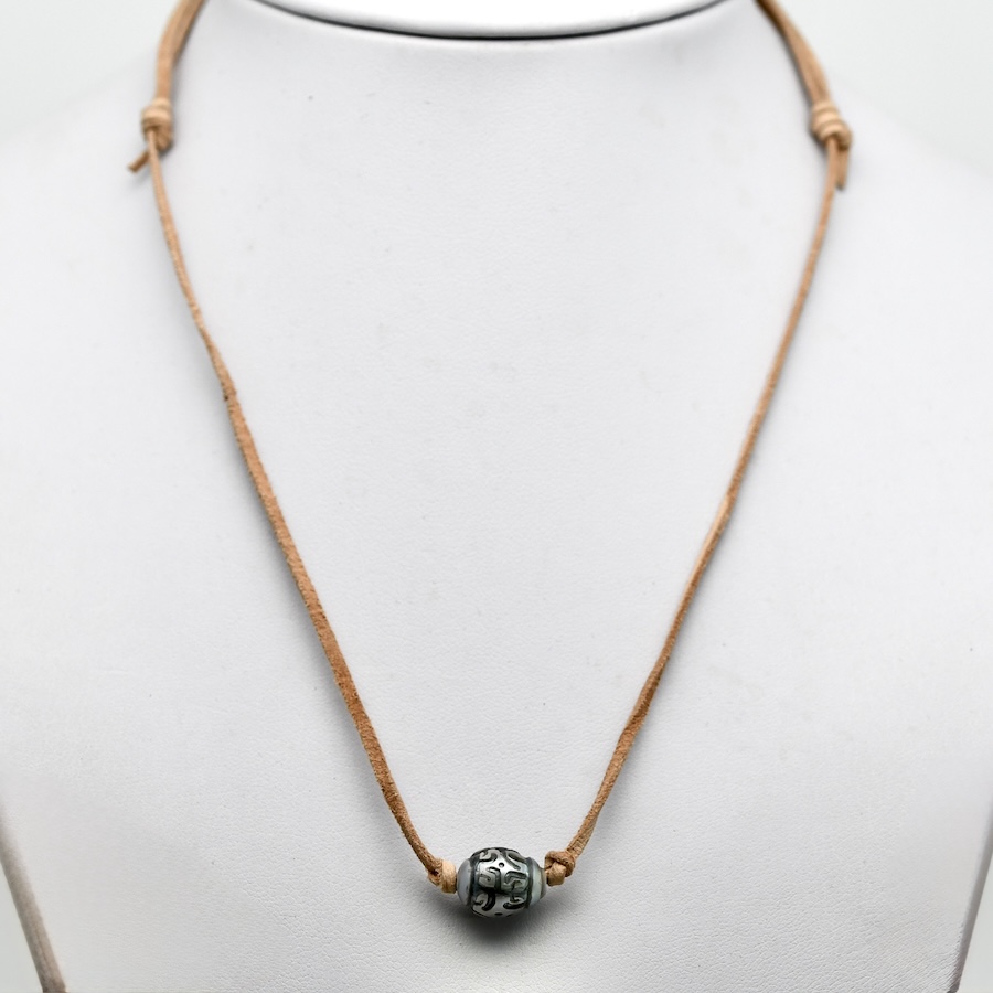 Collier tribal perle de Tahiti, perle de Tahiti gravée, perle de Tahiti sculptée à la main, collier cuir kangourou, collier perle de Tahiti homme, collier perle de Tahiti femme, collier réglable nœuds coulissants, collier bohème chic, bijou tribal polynésien, collier artisanal Manihi.