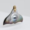 Pendentif Kohola en mabe de Tahiti naturel, queue de baleine en nacre irisée de 30 × 37 mm avec bélière articulée en or jaune 14 carats.