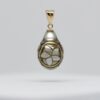 Photographie sur fond blanc du pendentif artisanal EKAHI, composé d'une perle de culture de Tahiti semi-baroque en forme de poire, d'un diamètre de 11,4 mm. La perle présente une couleur naturelle à dominante grise, enrichie de nuances vertes et de reflets dorés. Sa face principale est ornée d'une fleur délicatement sculptée à la main, entourée de motifs tribaux d'inspiration polynésienne. Les reliefs de la sculpture contrastent avec les parties lisses de la nacre. Une élégante bélière articulée en or 9 carats complète cette création originale. La perle provient de la ferme perlière artisanale de Manihi, dans l'archipel des Tuamotu. Le pendentif EKAHI est une pièce unique commercialisée directement par Tahiti Perles Création.